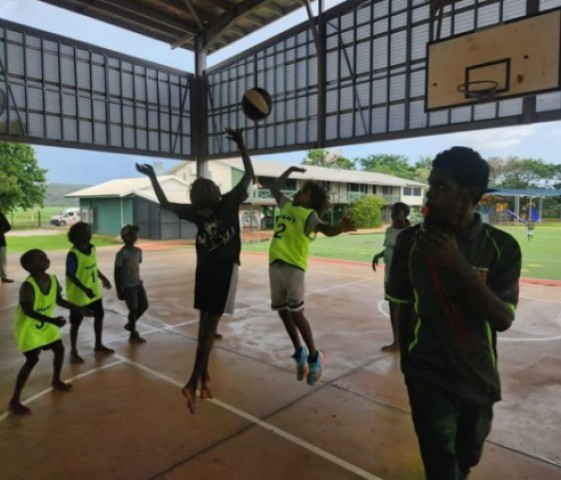 Kids playing basketball in Gunbalanya 