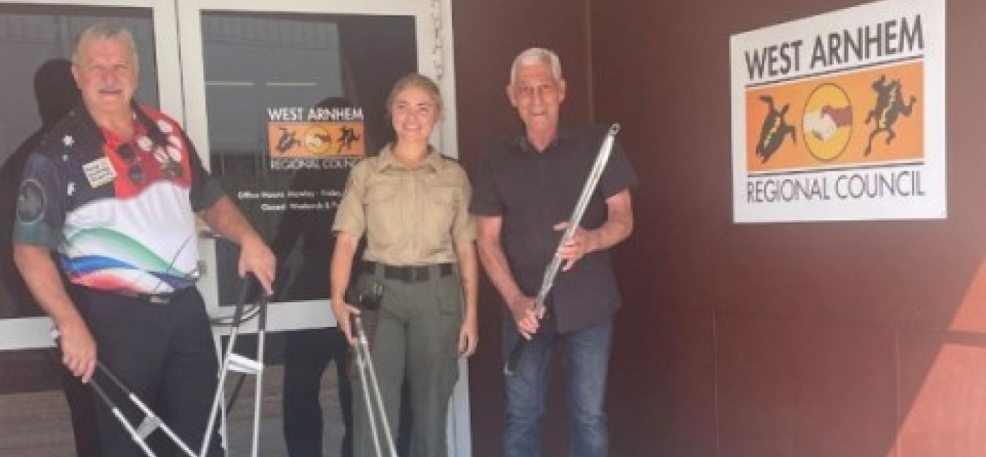 Keep Australia Beautiful team dropping of pick up tongs to WARC