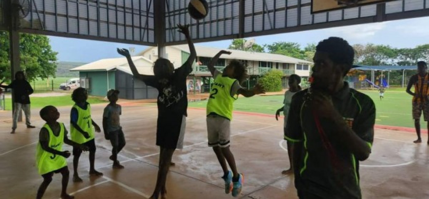 Kids playing basketball in Gunbalanya